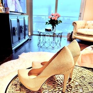 Bcbg generation. White pumps